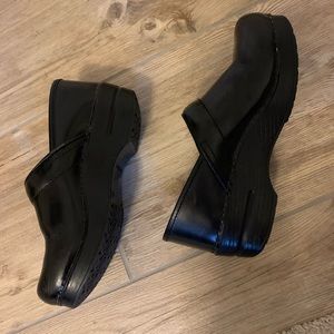 Black Leather Danskos 38 wide
